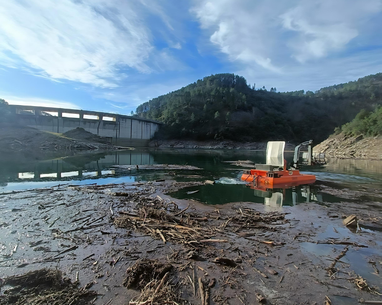 Enlèvement de corps flottants sur barrage